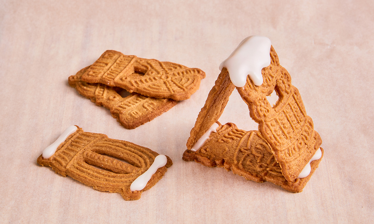 az előre sütött, formázott kekszdarabokból házikókat építünk.