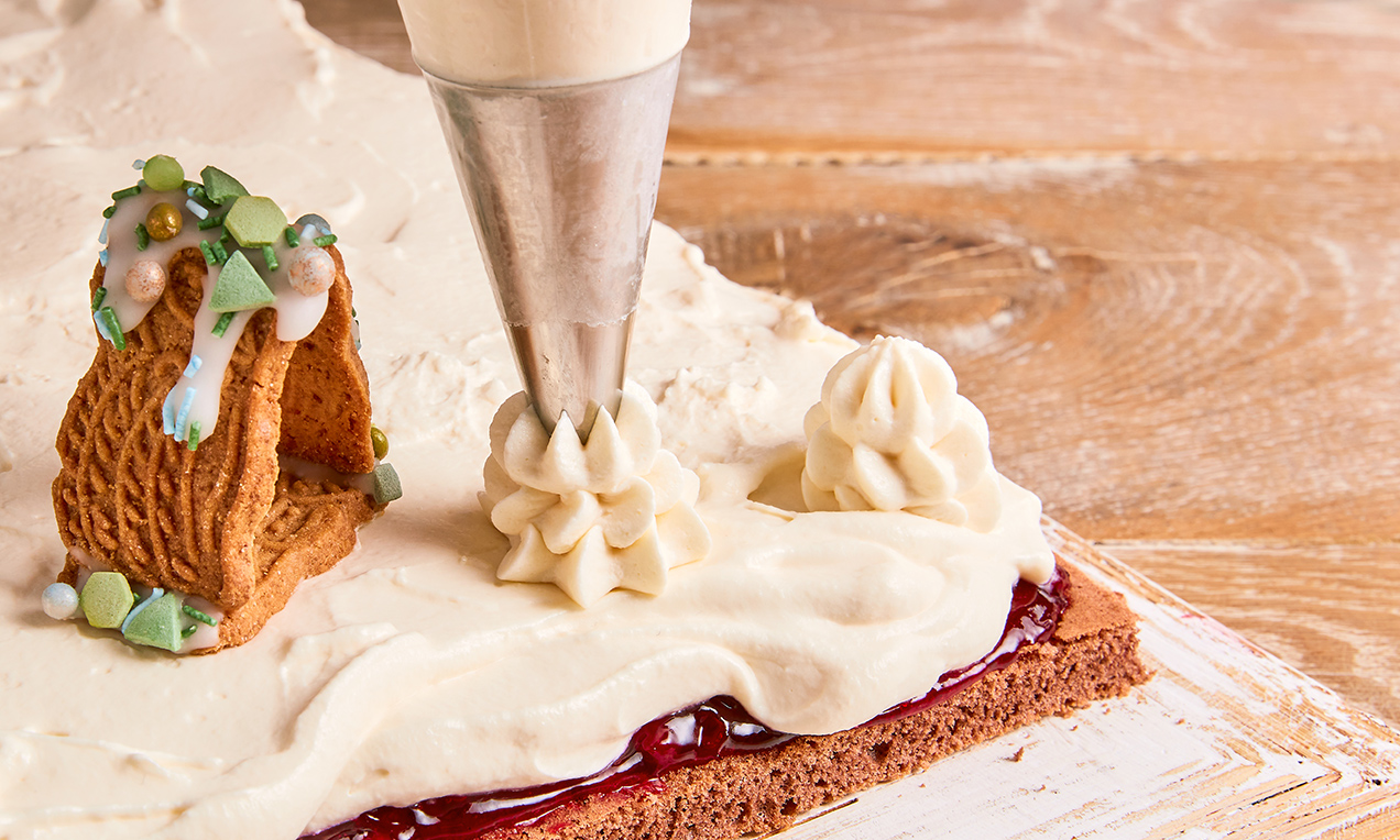 A habzsákkal különböző formákat nyomunk a kekszlapokra.