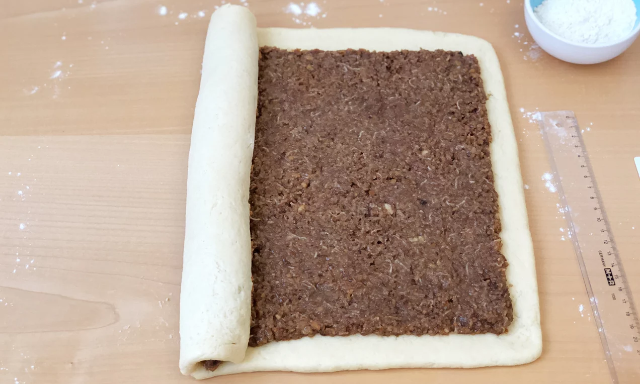 A Diós stollent feltekerjük.