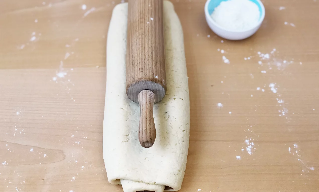 A Diós stollen  közepét a sodrófával lenyomva formázzuk.