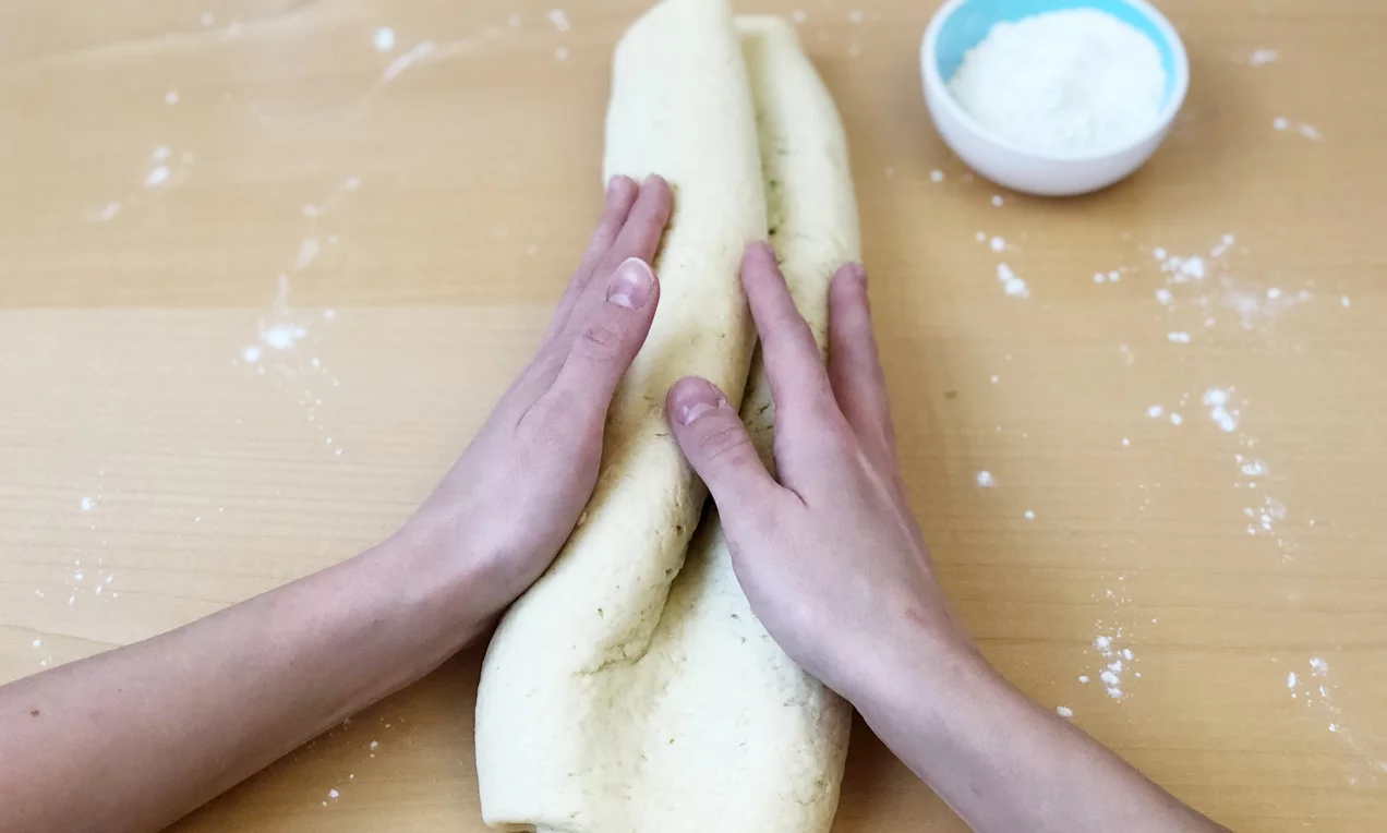 A középen kilapított Diós stollent finoman összehajtjuk.