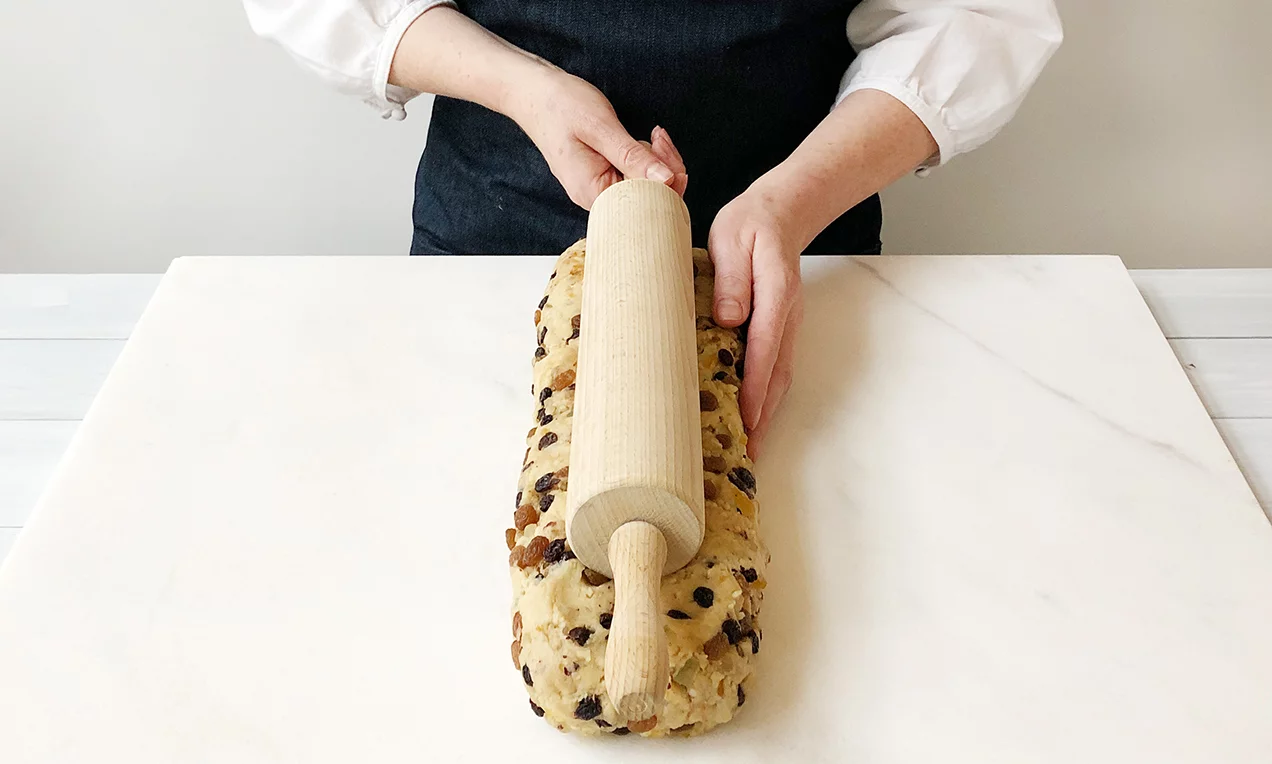A Kelt túrós stollen tésztáját a sodrófa segítségével formázzuk.