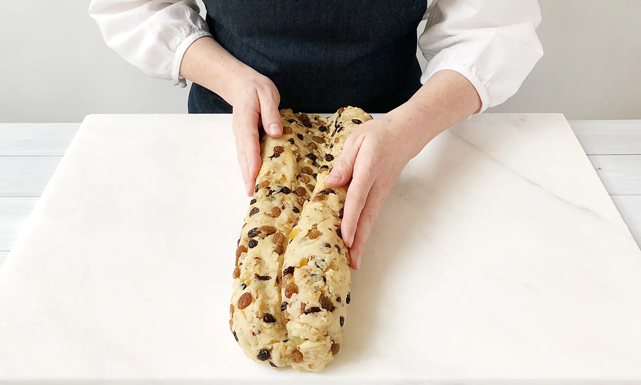 A Kelt túrós stollen maszolával, magvas és kandírozott gyümölcsökkel csokicseppekkel is gazdagítható.