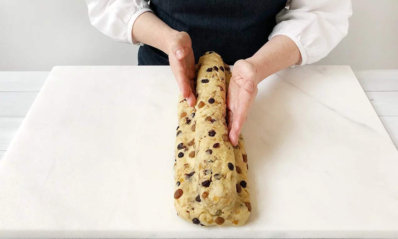 A Kelt túrós stollen akár kézzel is formázható.