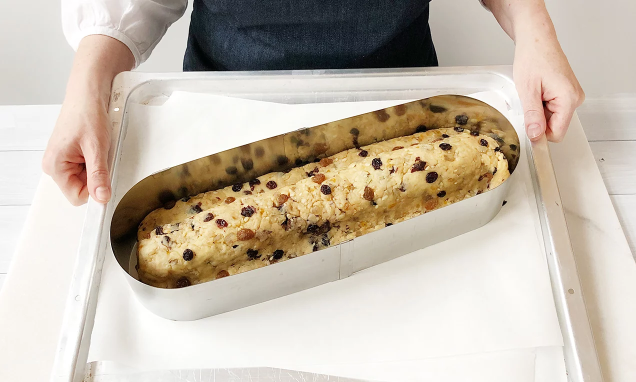 A Kelt túrós stollen hosszúkás őzgerinc, vagy püspökkenyér, illetve egyszerű kenyérsütő formában is készíthető.