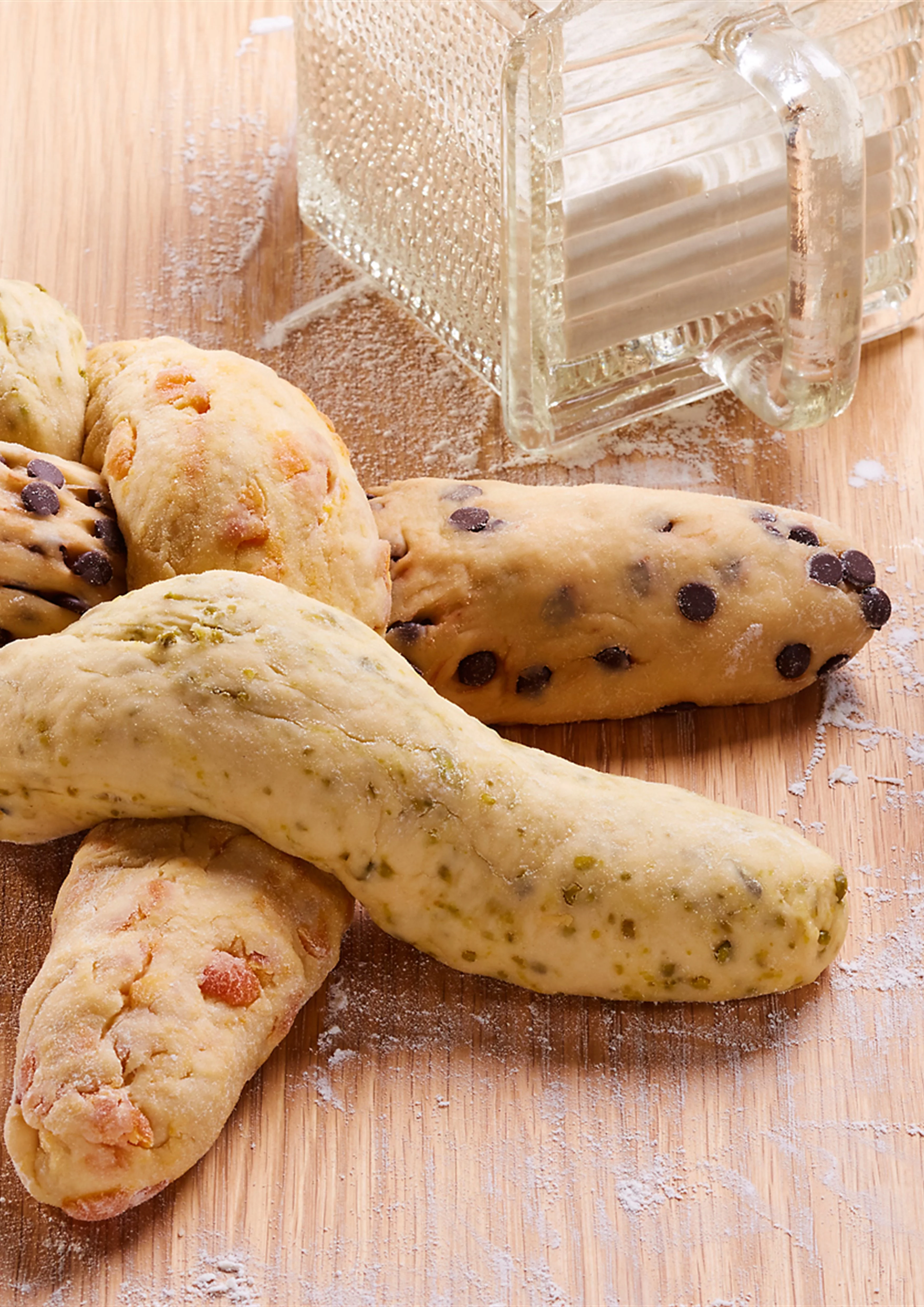 A Színes fonott kalács háromkülönböző ízesítésű ágát összefonjuk.