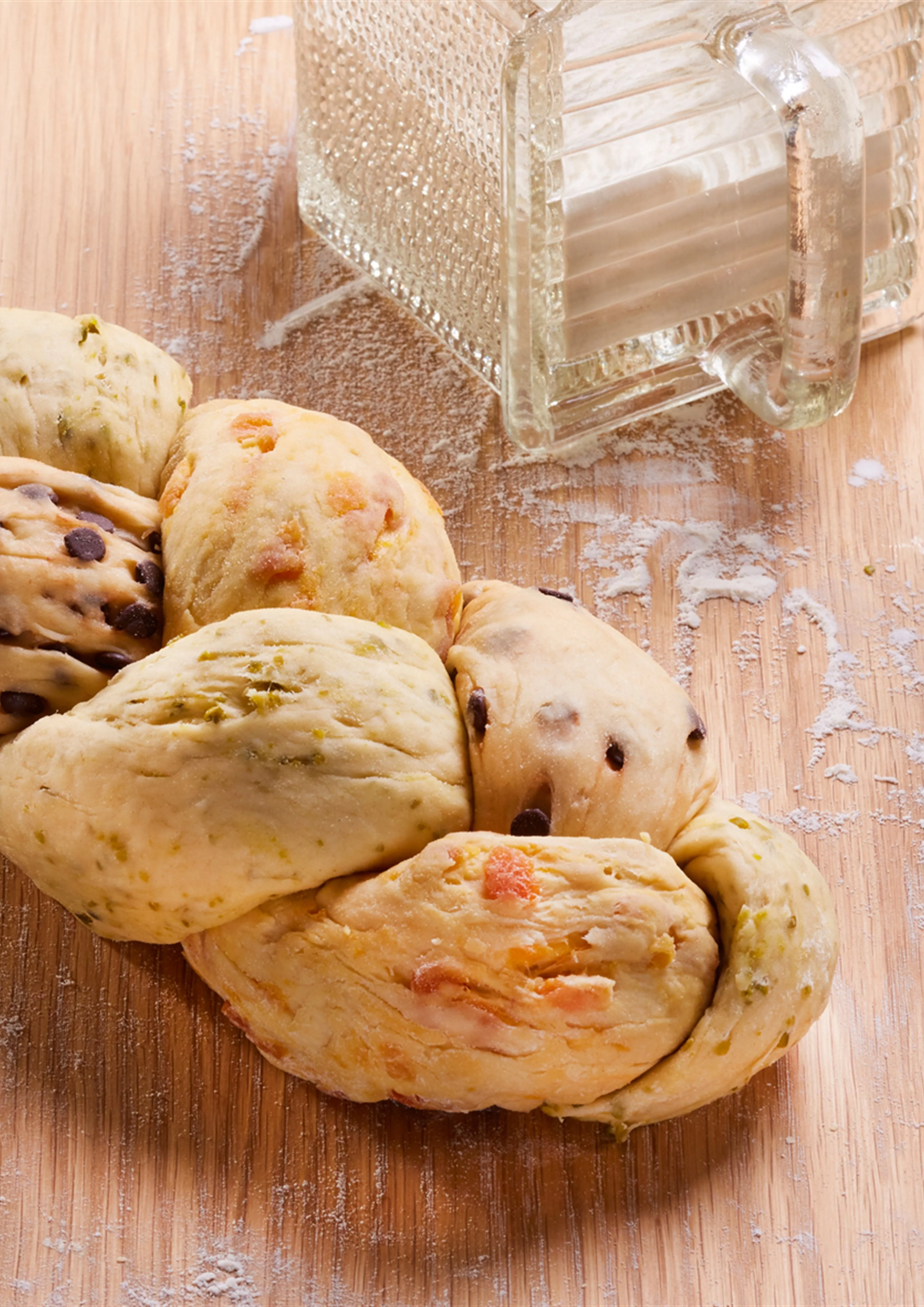 A Színes fonott kalács hármas fonással készül.