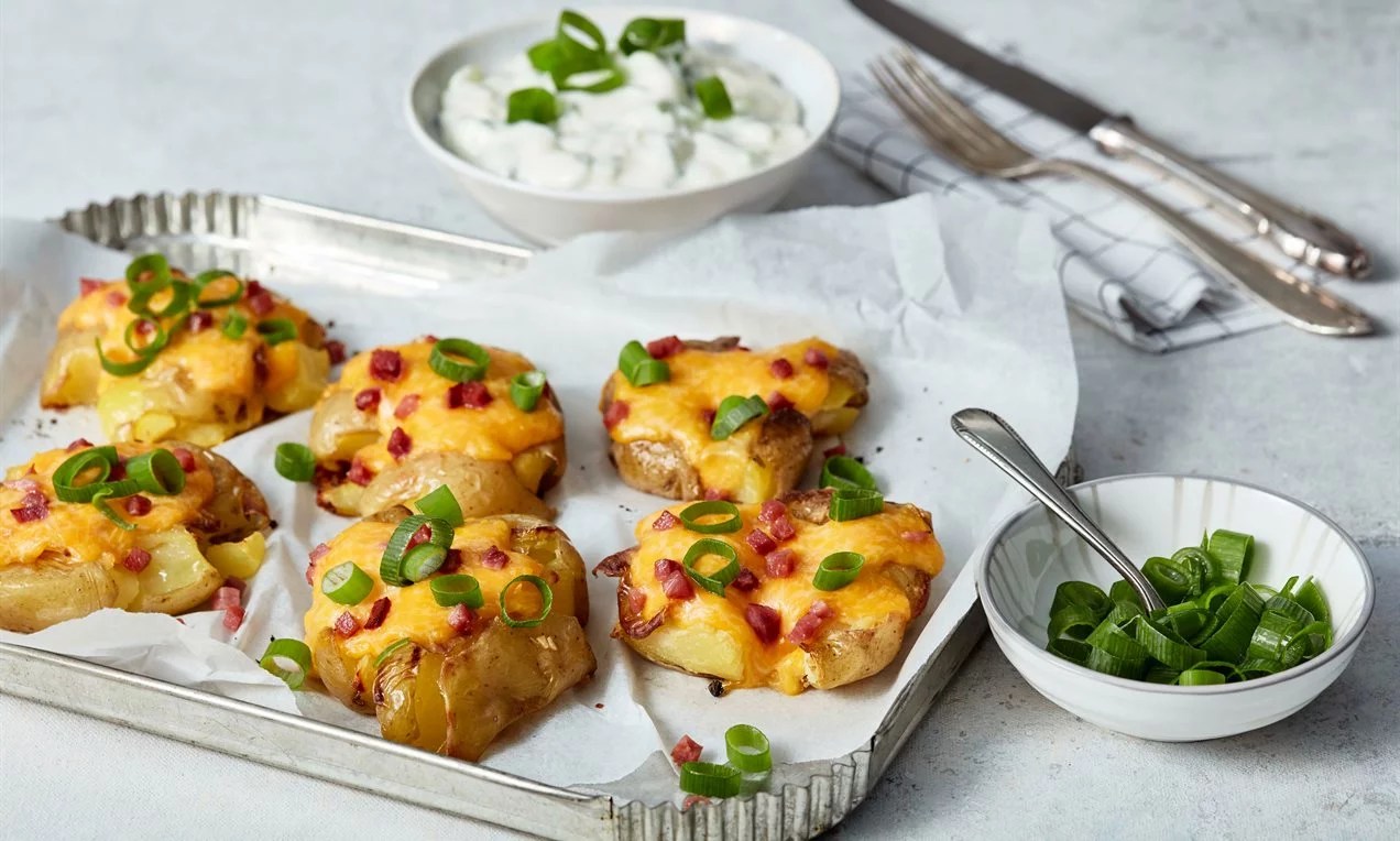 Héjában sült tepsis tört krumpli