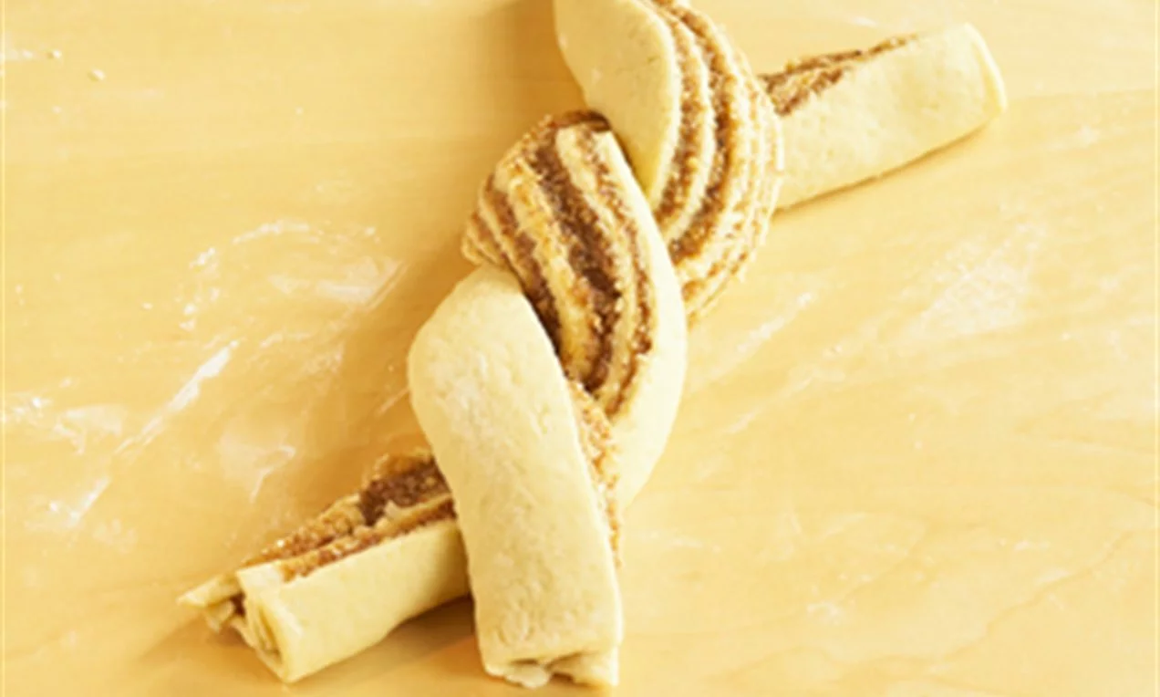 A Mákos fonat kettévágott tésztáját összetekerjük.