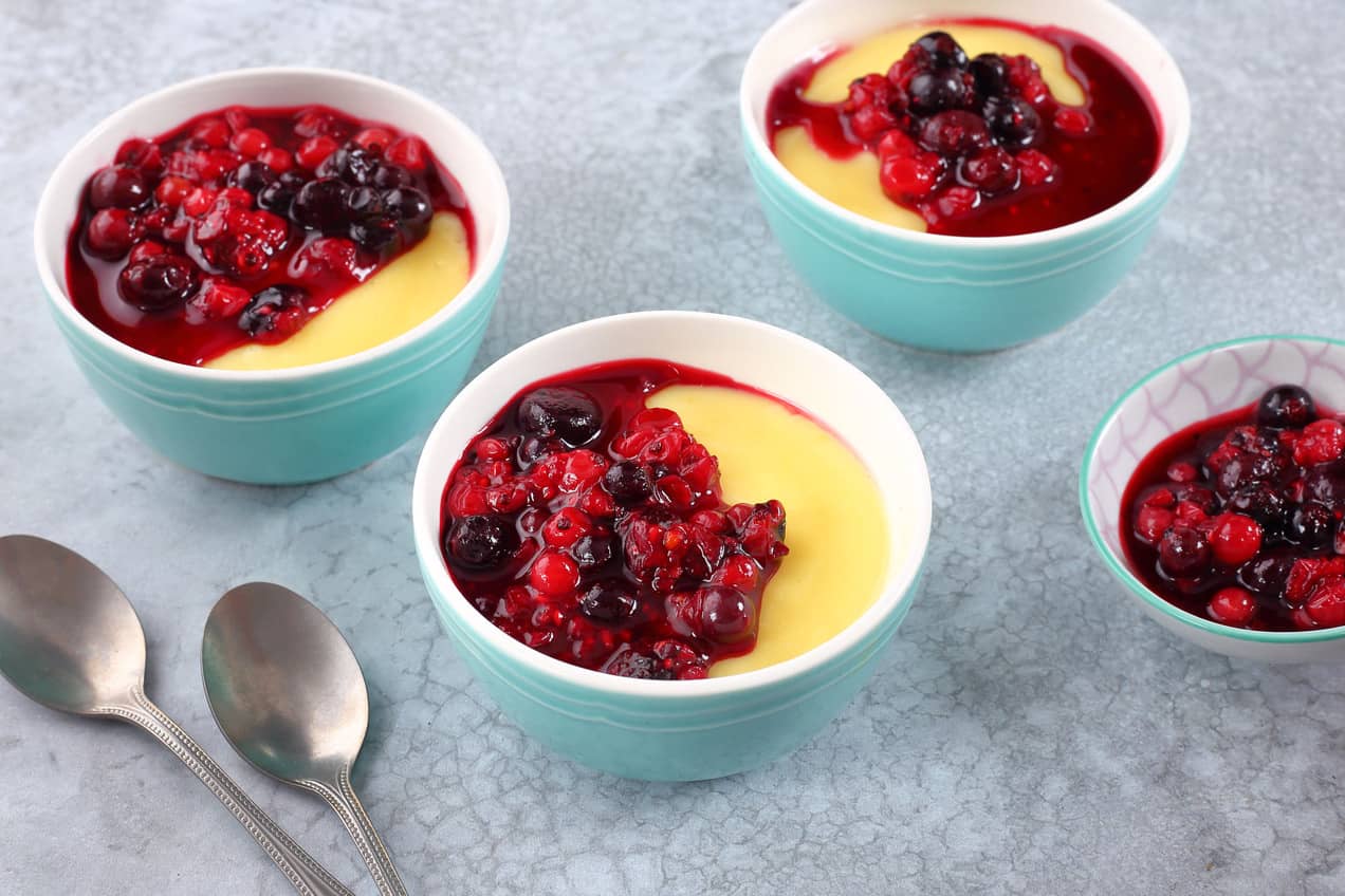 Vegán kókusztejes vaníliapuding erdei gyümölcsös öntettel