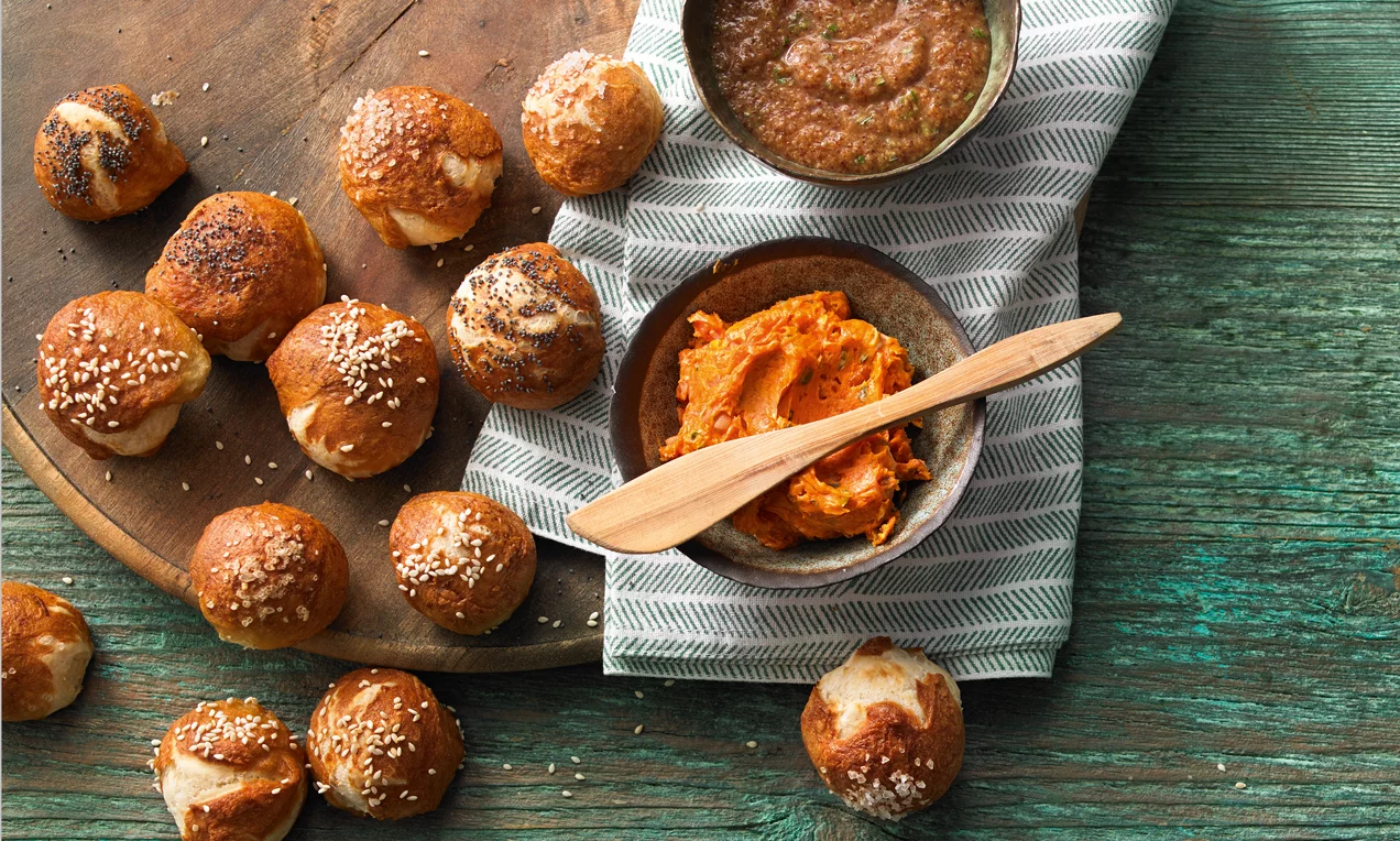 Falatkák mártogatóssal és paradicsomos vajjal