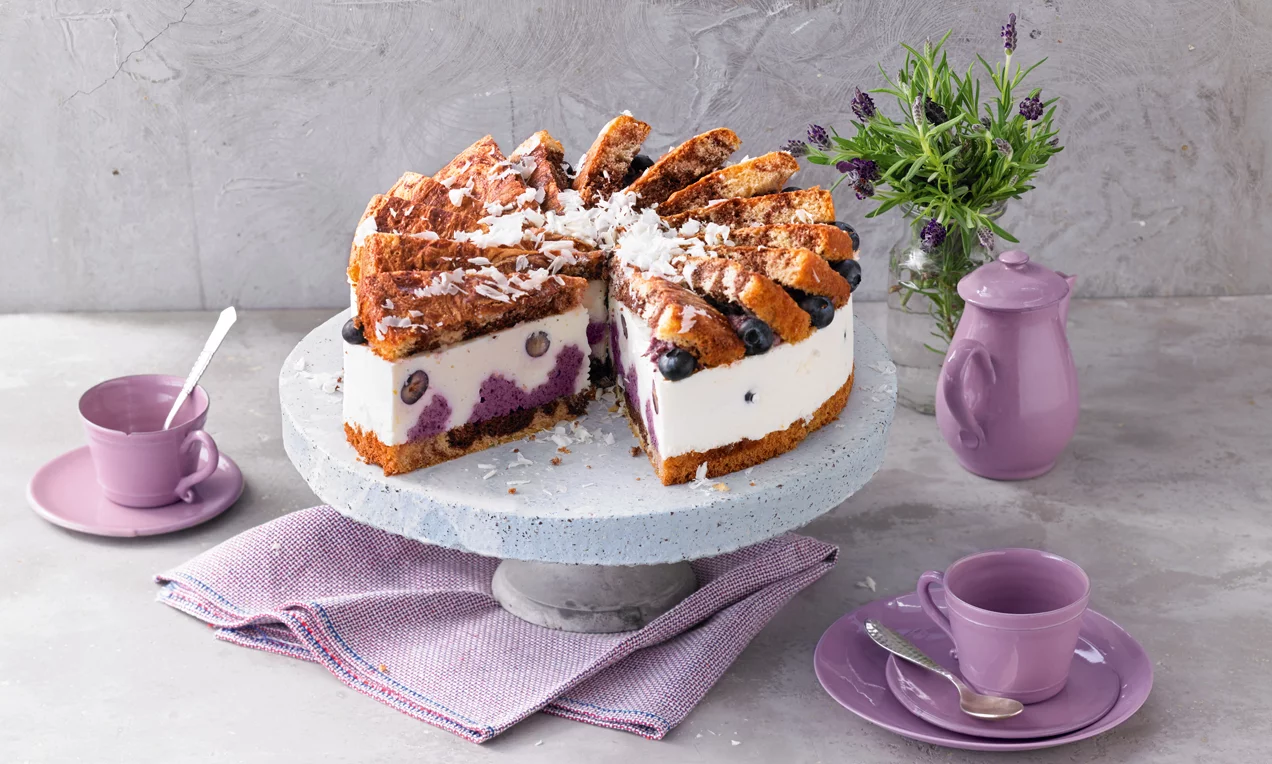 Erdei áfonyás-túrómousse torta