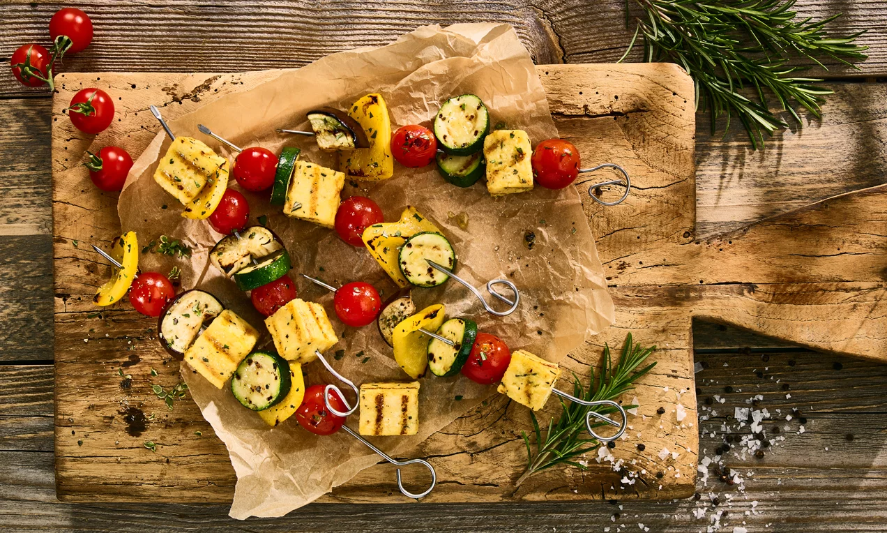 Zöldséges ratatouille-nyárs zöldfűszeres polentával