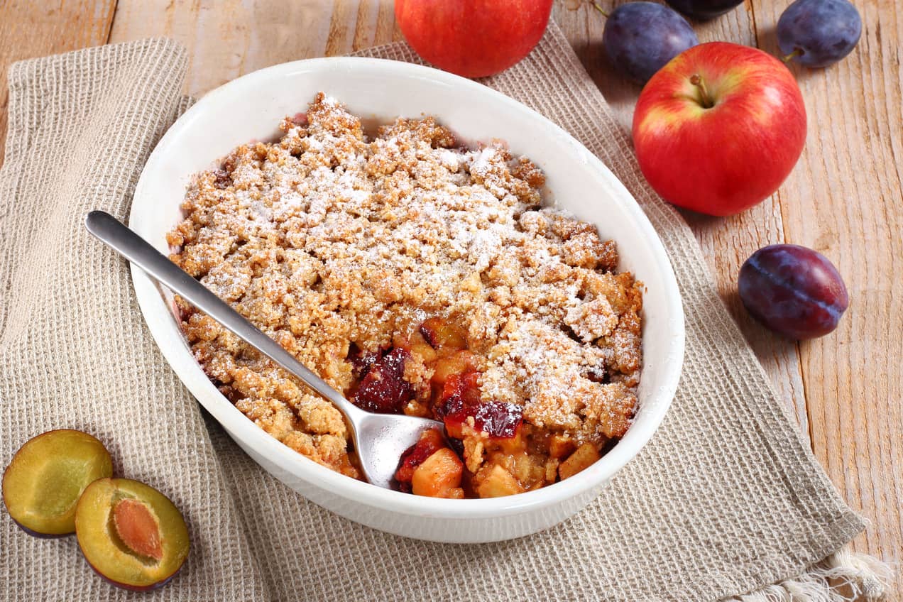 Almás-szilvás morzsasüti fahéjjal