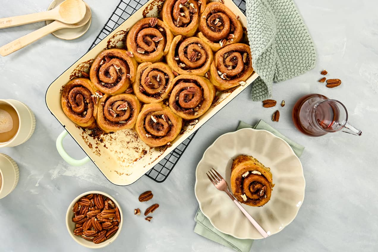 Vegán édesburgonyás-pekándiós-fahéjas tekercs