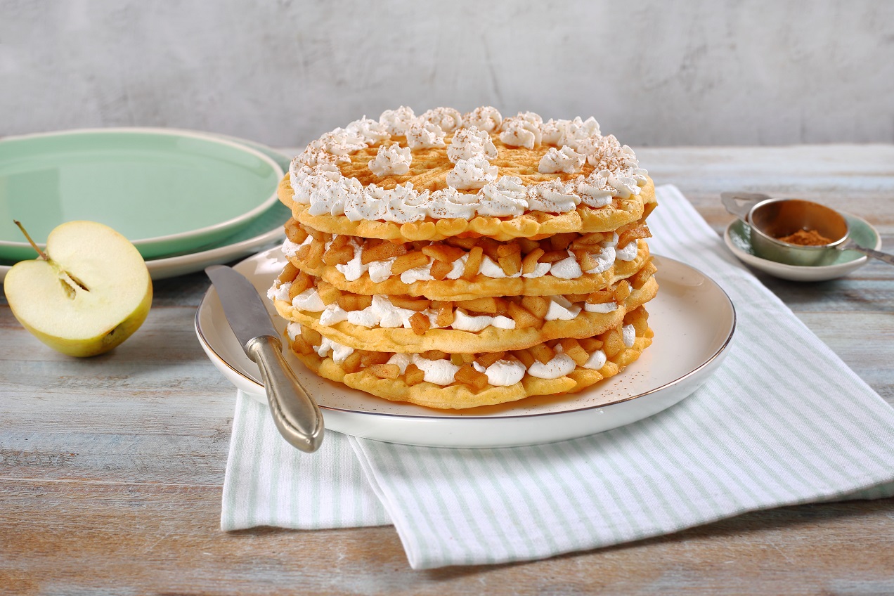 Almás-tejszínhabos gofritorta
