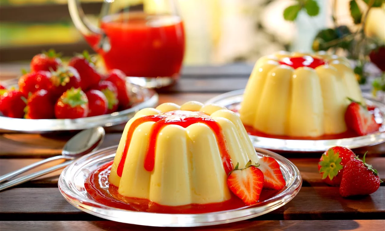 Klasszikus vaníliapuding eperszósszal