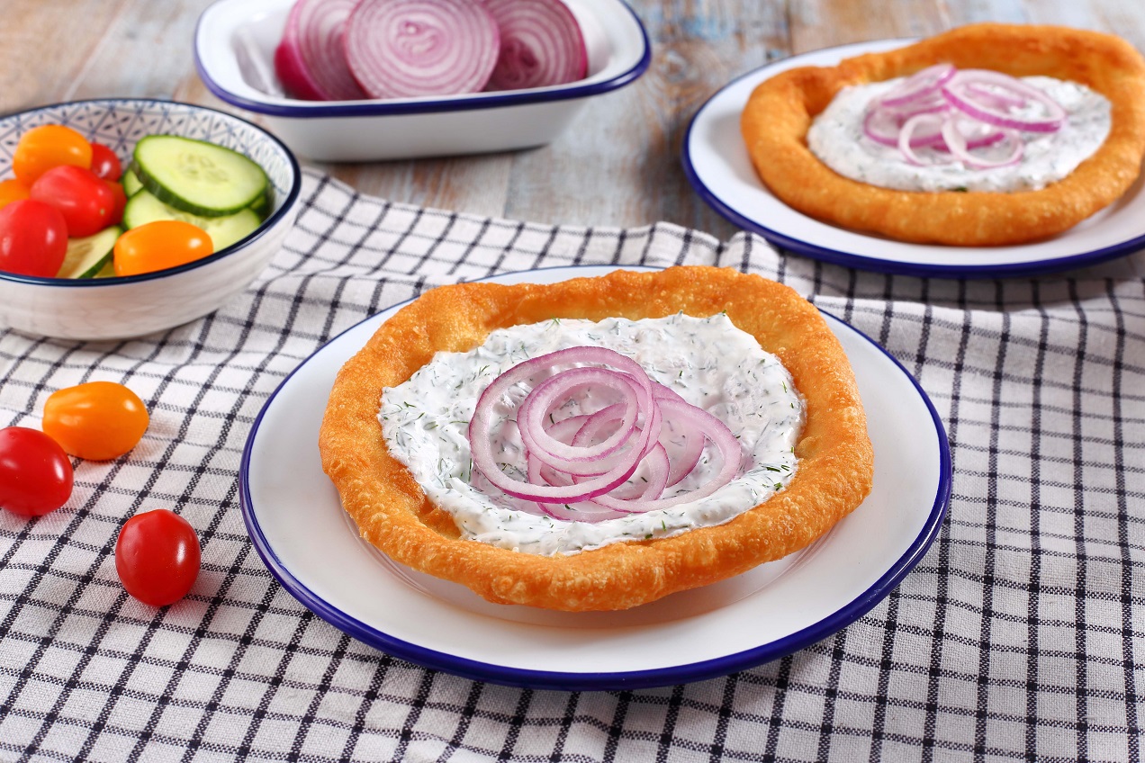 Kapros-tejfölös lángos lila hagymával