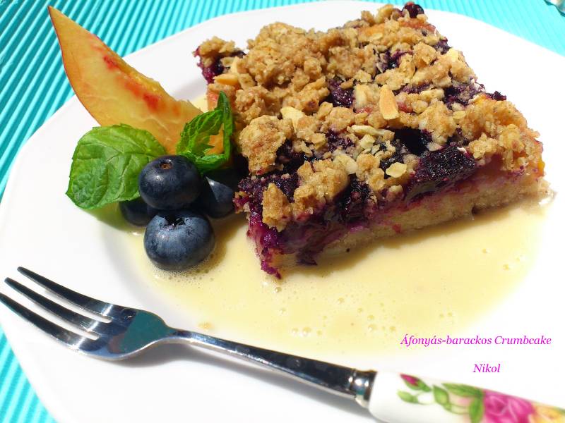Áfonyás-barackos morzsasüti