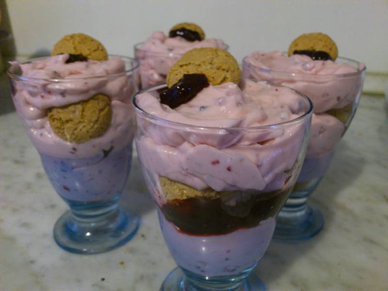 Joghurtos-mascarponés-tejszínes-gyümölcsös pohárkrém